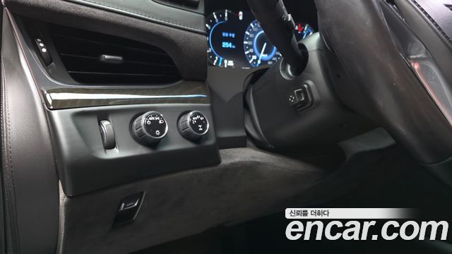 Cadillac Escalade 2019 — photo 31