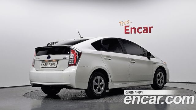 Toyota Prius 2015 — photo 2