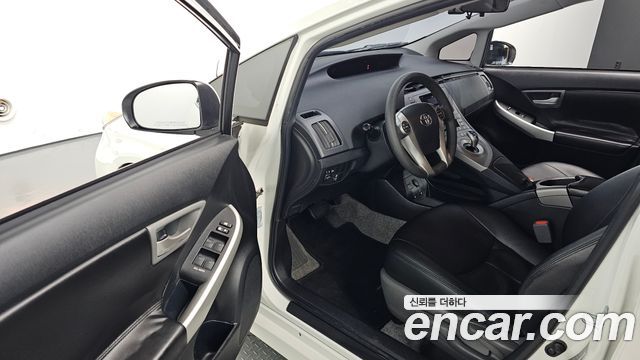 Toyota Prius 2015 — photo 13