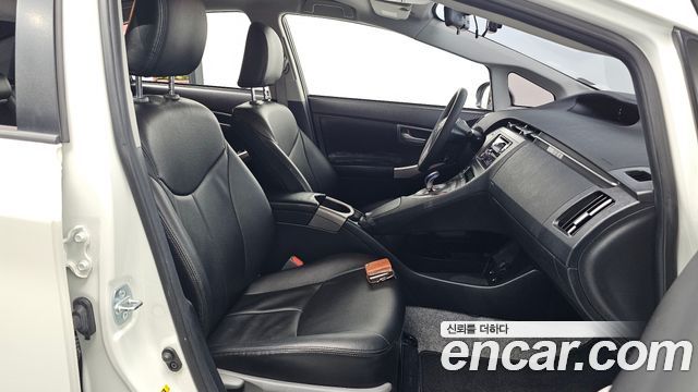 Toyota Prius 2015 — photo 16