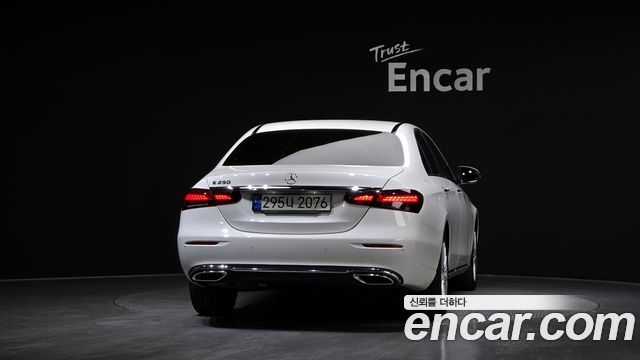 Mercedes-Benz E-Class 2022 — photo 4