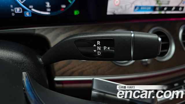 Mercedes-Benz E-Class 2022 — photo 12