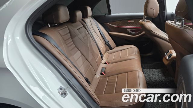 Mercedes-Benz E-Class 2022 — photo 17