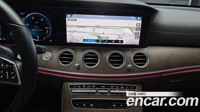 Mercedes-Benz E-Class 2022 — photo 24