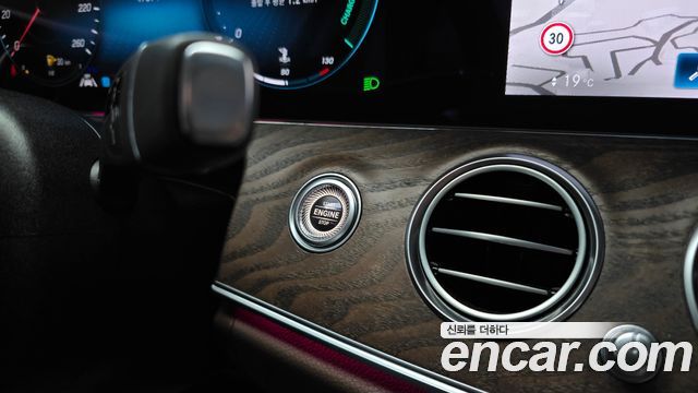 Mercedes-Benz E-Class 2022 — photo 26
