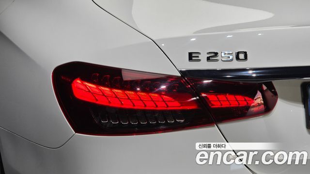 Mercedes-Benz E-Class 2022 — photo 9