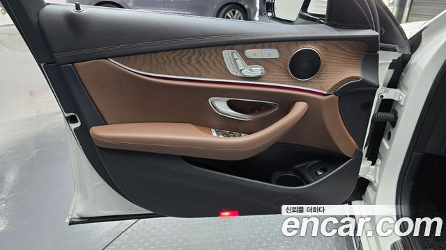 Mercedes-Benz E-Class 2022 — photo 14