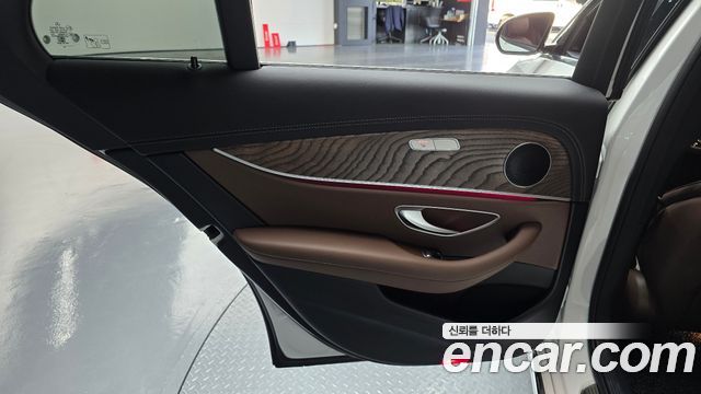 Mercedes-Benz E-Class 2022 — photo 15