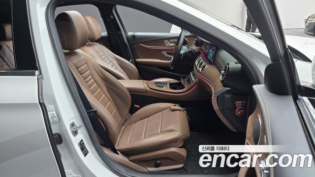 Mercedes-Benz E-Class 2022 — photo 16