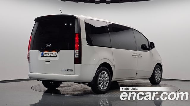 Hyundai Staria 2025 — photo 2