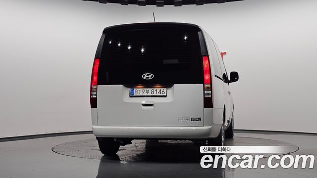 Hyundai Staria 2025 — photo 4
