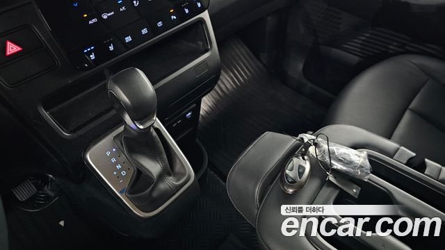 Hyundai Staria 2025 — photo 12