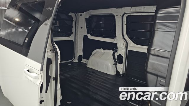 Hyundai Staria 2025 — photo 17