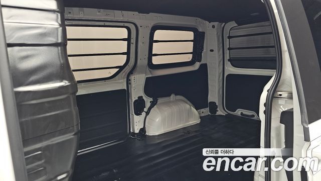 Hyundai Staria 2025 — photo 18