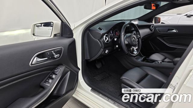 Mercedes-Benz A-Class 2017 — photo 10