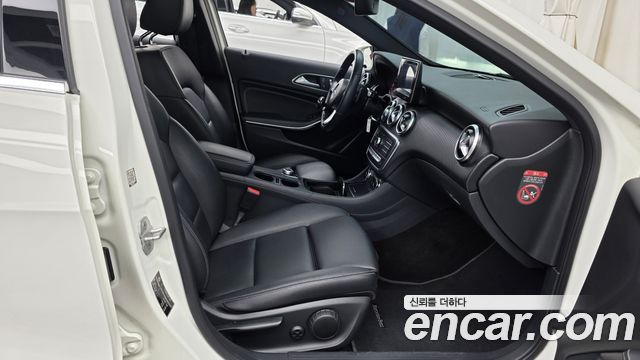 Mercedes-Benz A-Class 2017 — photo 11