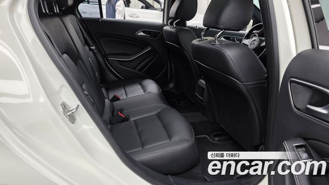 Mercedes-Benz A-Class 2017 — photo 12