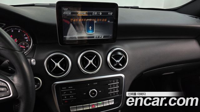 Mercedes-Benz A-Class 2017 — photo 14