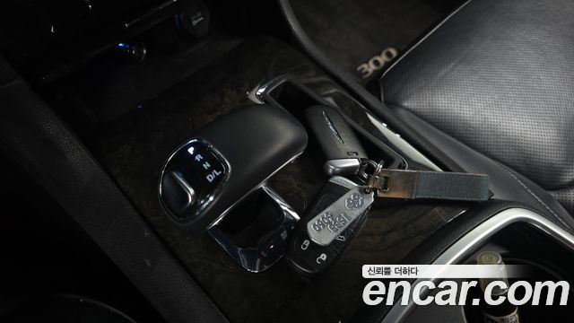 Chrysler 300C 2012 — photo 12