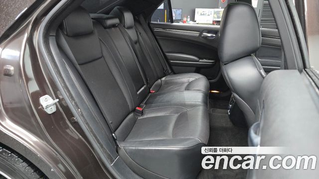 Chrysler 300C 2012 — photo 17