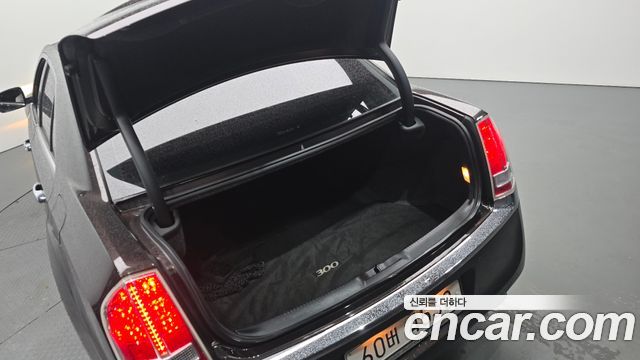 Chrysler 300C 2012 — photo 26