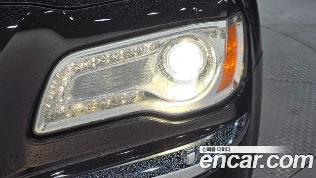 Chrysler 300C 2012 — photo 8