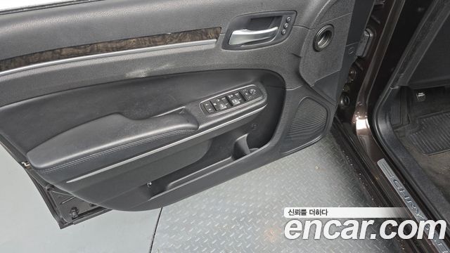 Chrysler 300C 2012 — photo 14