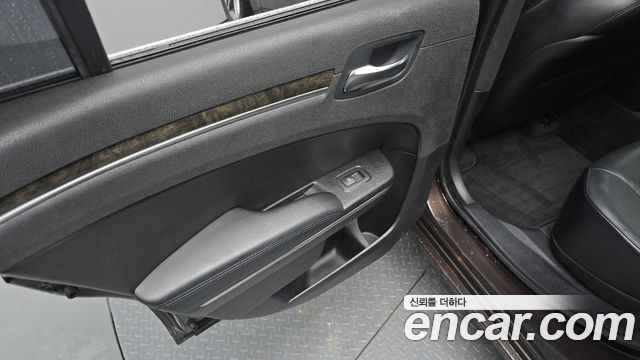 Chrysler 300C 2012 — photo 15