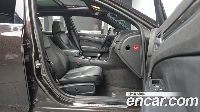 Chrysler 300C 2012 — photo 16