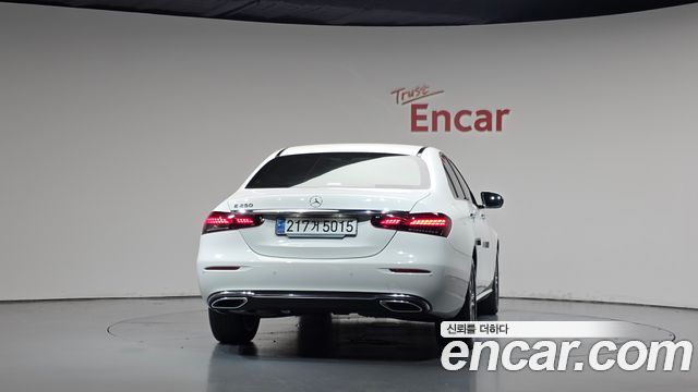 Mercedes-Benz E-Class 2023 — photo 4