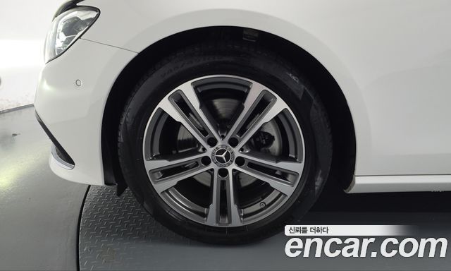 Mercedes-Benz E-Class 2023 — photo 5