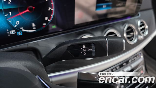 Mercedes-Benz E-Class 2023 — photo 12