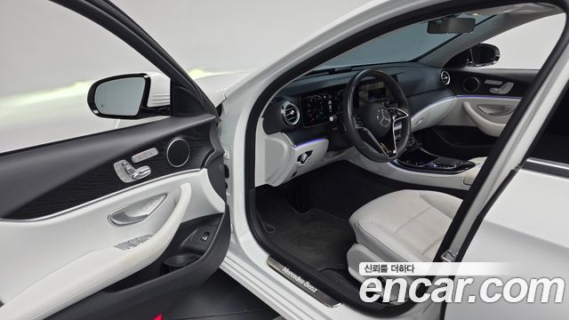 Mercedes-Benz E-Class 2023 — photo 13