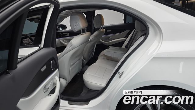 Mercedes-Benz E-Class 2023 — photo 17