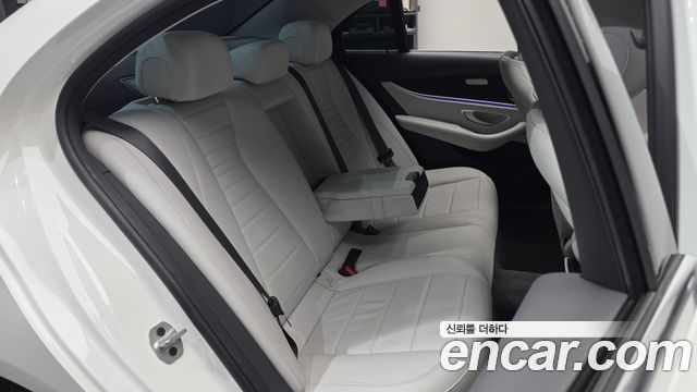 Mercedes-Benz E-Class 2023 — photo 18