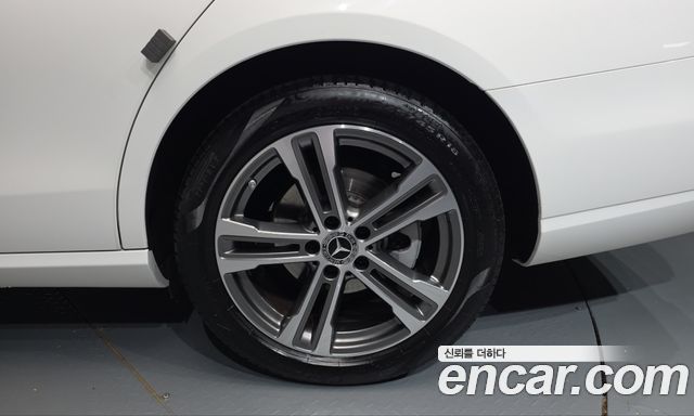 Mercedes-Benz E-Class 2023 — photo 7