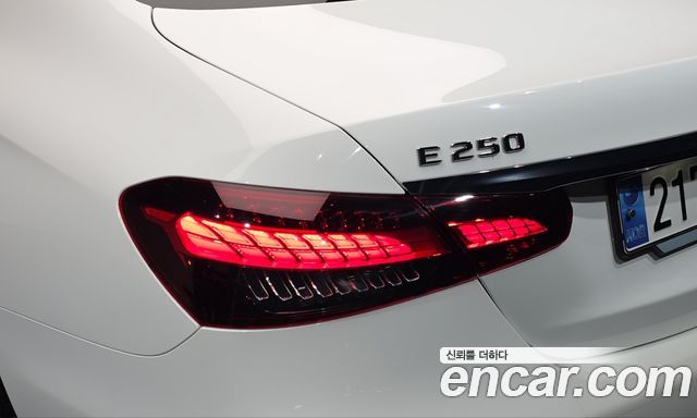Mercedes-Benz E-Class 2023 — photo 9