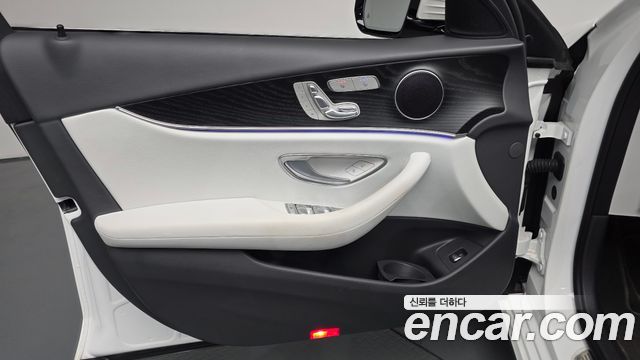 Mercedes-Benz E-Class 2023 — photo 14