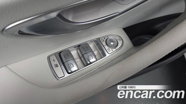 Mercedes-Benz E-Class 2023 — photo 28