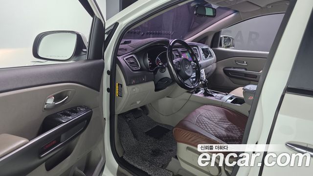 Kia Canival 2015 — photo 10