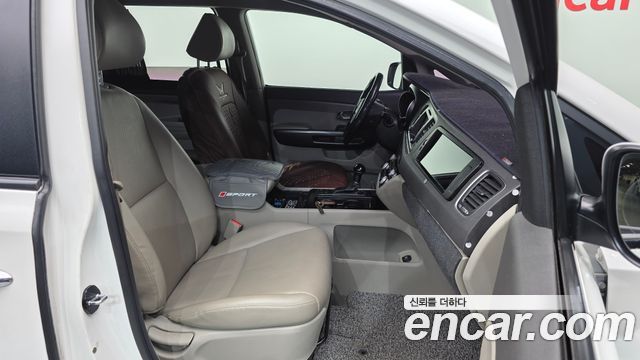 Kia Canival 2015 — photo 11