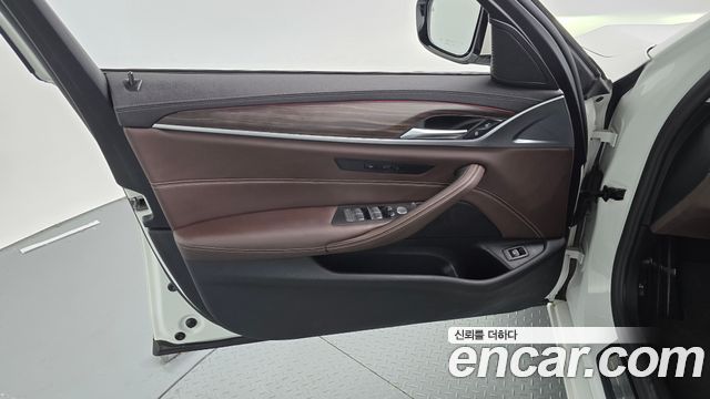 BMW 5-Series 2021 — photo 14