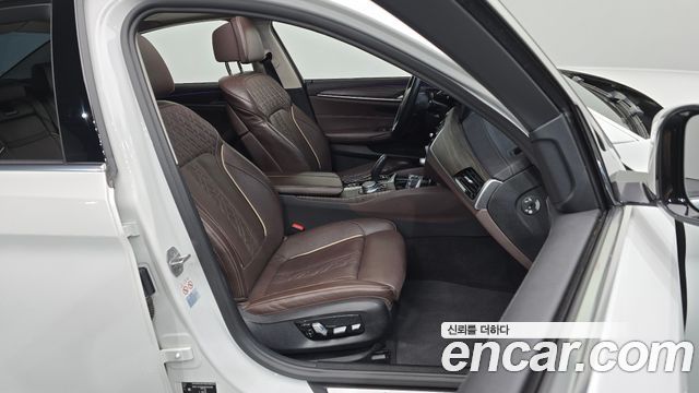 BMW 5-Series 2021 — photo 16