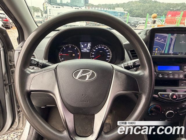 Hyundai Accent 2012 — photo 9