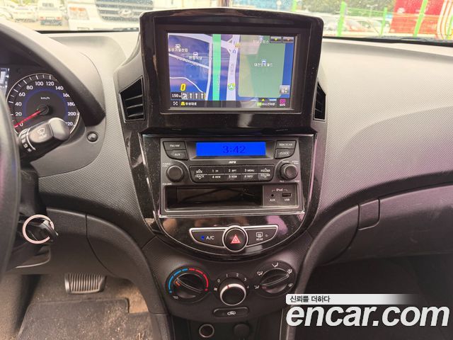 Hyundai Accent 2012 — photo 11