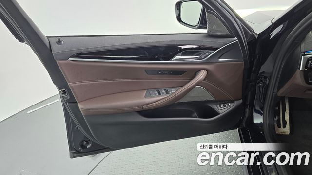 BMW 5-Series 2021 — photo 14