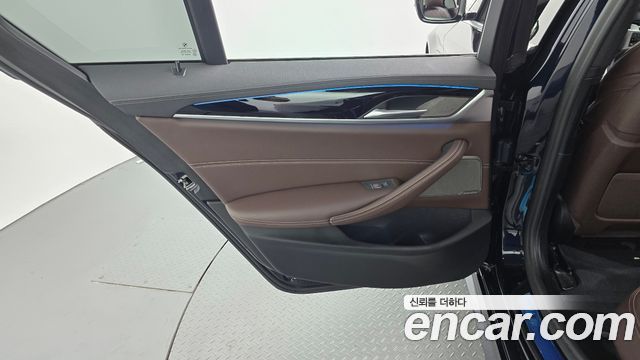 BMW 5-Series 2021 — photo 15