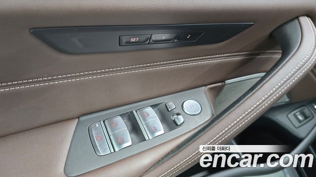 BMW 5-Series 2021 — photo 27