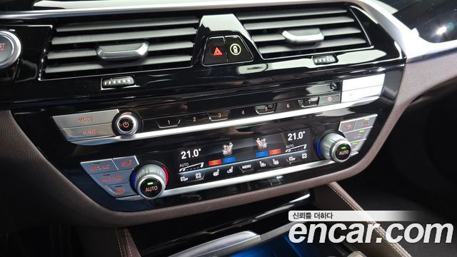 BMW 5-Series 2021 — photo 30