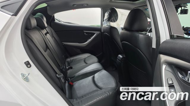 Hyundai AVANTE 2014 — photo 17